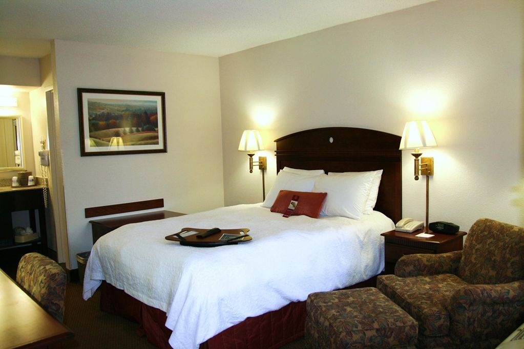 Hampton Inn Dalton Room photo