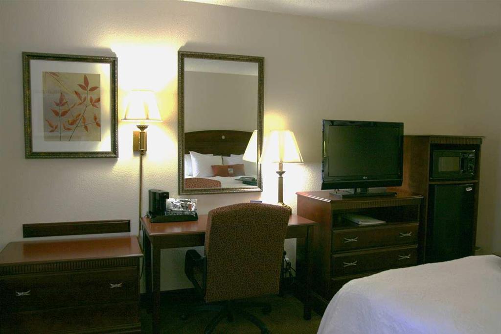 Hampton Inn Dalton Room photo